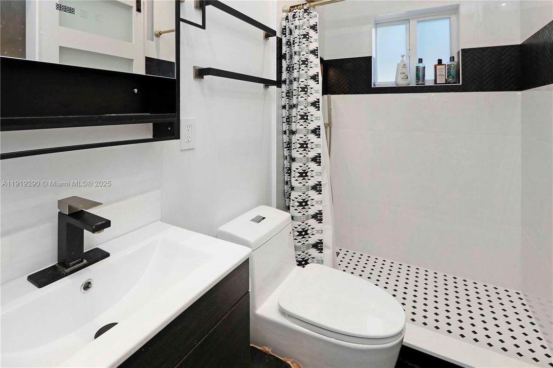 出租: $4,300 (3 贝兹, 2 浴室, 1296 平方英尺)