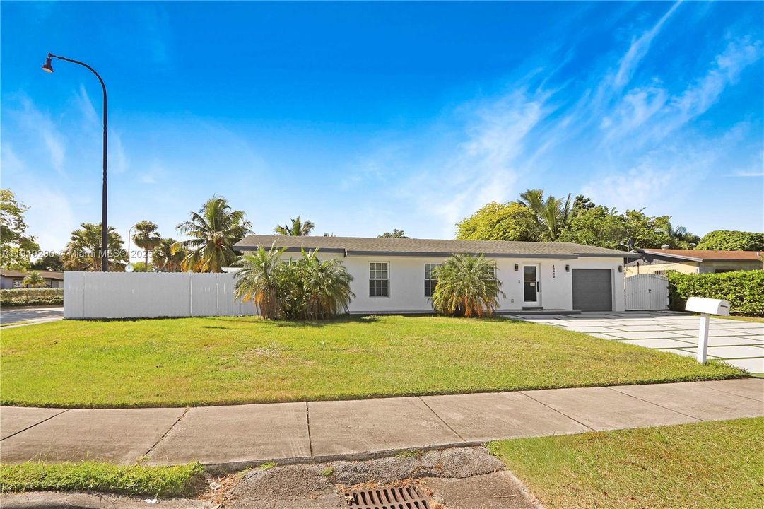 出租: $4,300 (3 贝兹, 2 浴室, 1296 平方英尺)