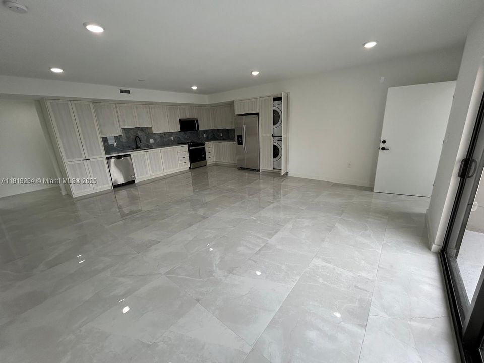 出租: $4,800 (4 贝兹, 3 浴室, 2153 平方英尺)