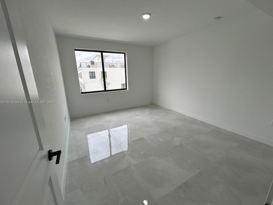 出租: $4,800 (4 贝兹, 3 浴室, 2153 平方英尺)