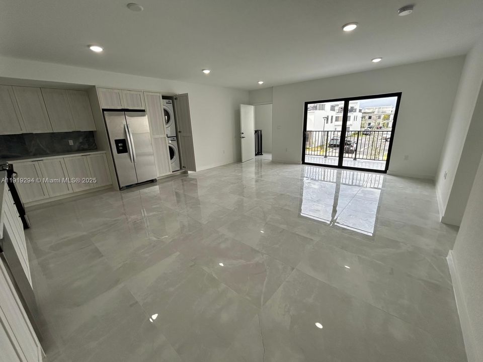 出租: $4,800 (4 贝兹, 3 浴室, 2153 平方英尺)