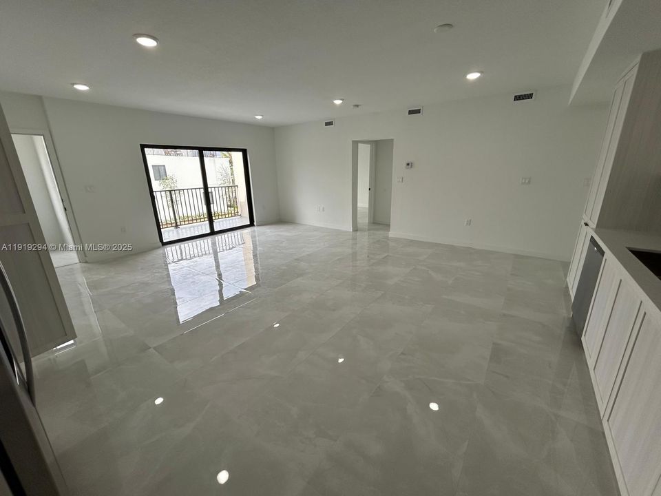 出租: $4,800 (4 贝兹, 3 浴室, 2153 平方英尺)