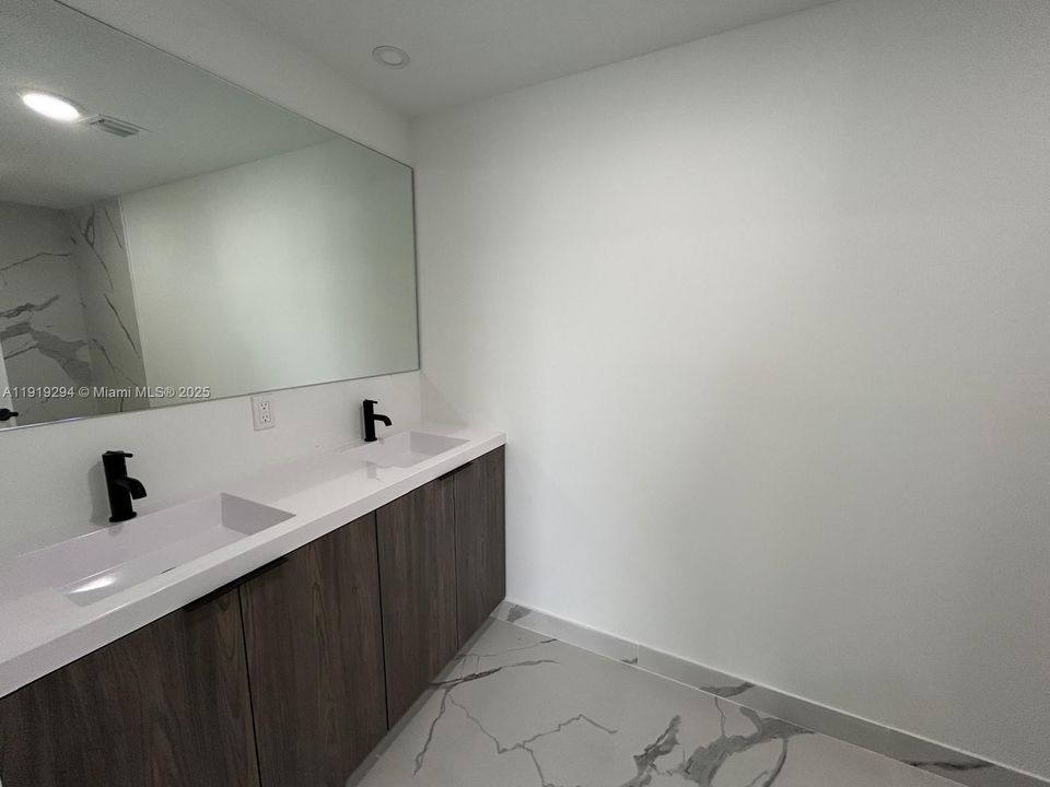 出租: $4,800 (4 贝兹, 3 浴室, 2153 平方英尺)