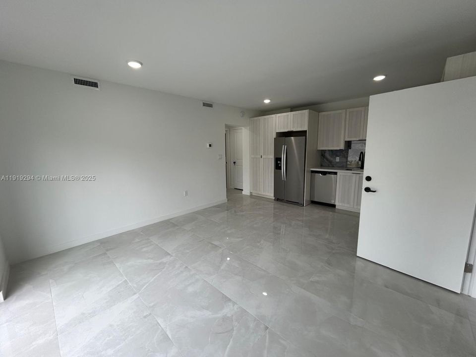 出租: $4,800 (4 贝兹, 3 浴室, 2153 平方英尺)