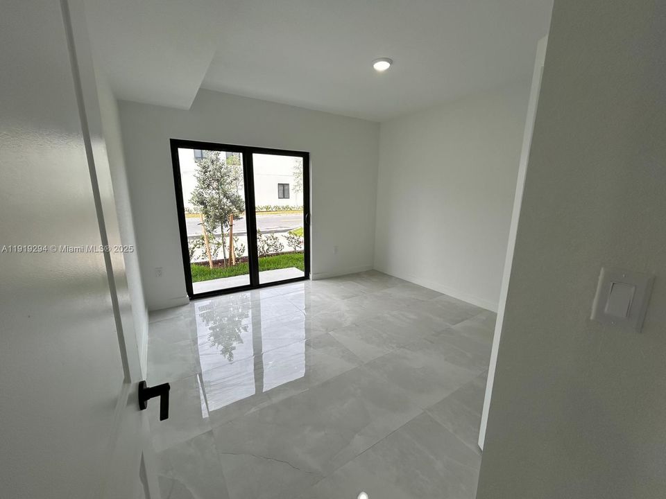 出租: $4,800 (4 贝兹, 3 浴室, 2153 平方英尺)