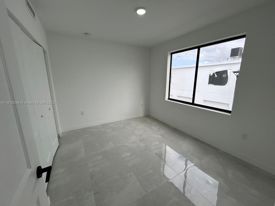 出租: $4,800 (4 贝兹, 3 浴室, 2153 平方英尺)