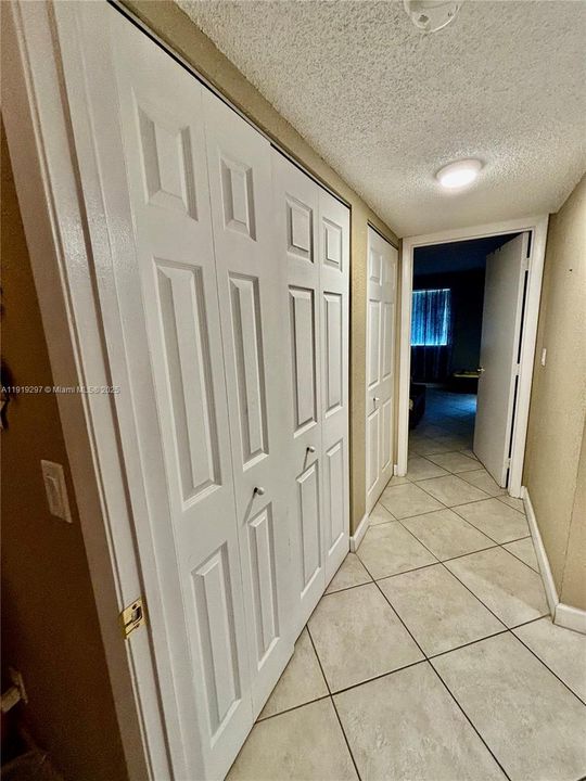 For Sale: $275,000 (2 beds, 2 baths, 1038 Square Feet)