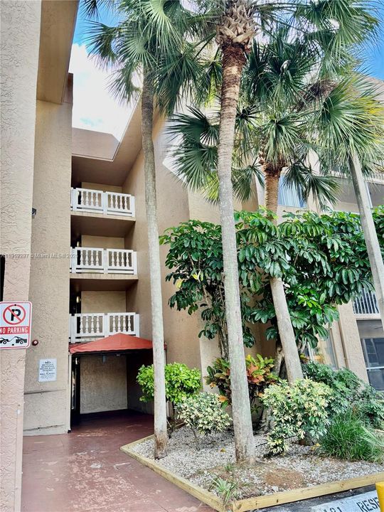 For Sale: $275,000 (2 beds, 2 baths, 1038 Square Feet)