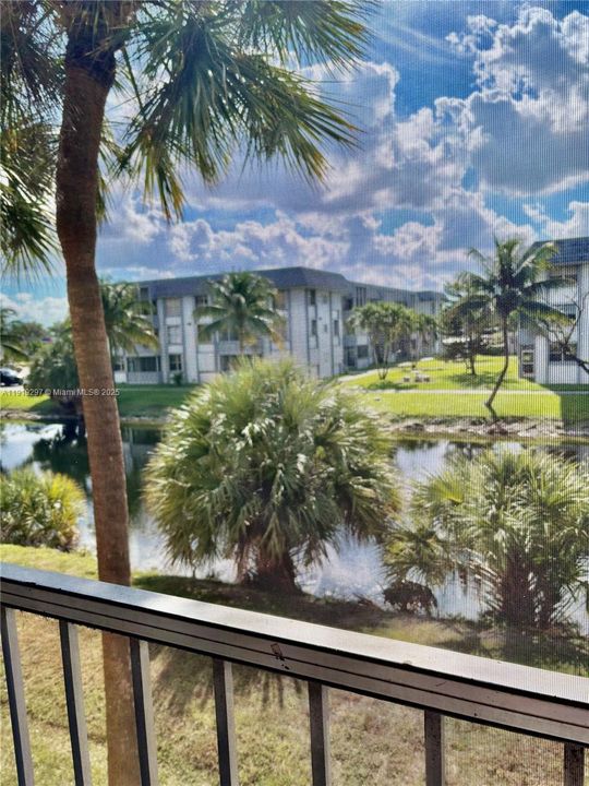 For Sale: $275,000 (2 beds, 2 baths, 1038 Square Feet)