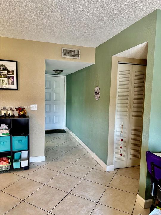 For Sale: $275,000 (2 beds, 2 baths, 1038 Square Feet)