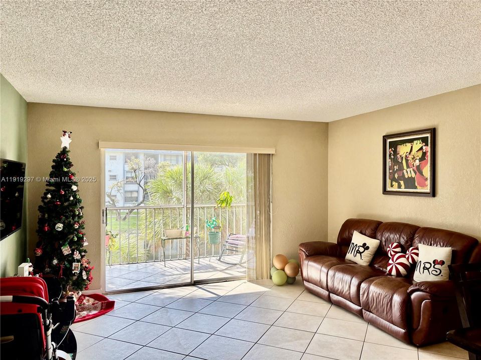 For Sale: $275,000 (2 beds, 2 baths, 1038 Square Feet)