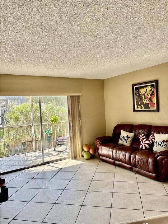 For Sale: $275,000 (2 beds, 2 baths, 1038 Square Feet)