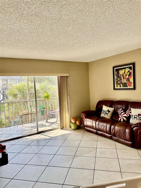 For Sale: $275,000 (2 beds, 2 baths, 1038 Square Feet)