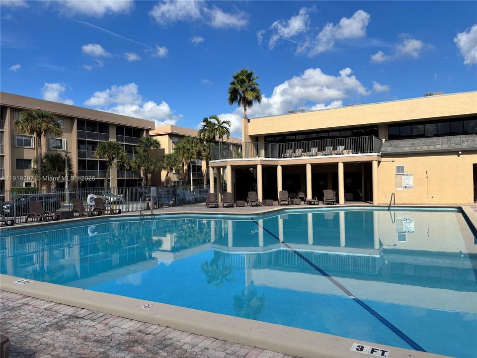 For Sale: $275,000 (2 beds, 2 baths, 1038 Square Feet)