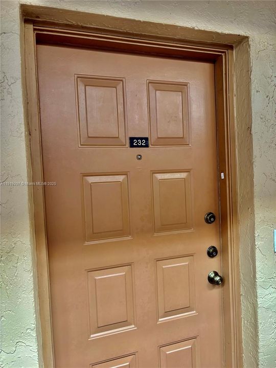 For Sale: $275,000 (2 beds, 2 baths, 1038 Square Feet)