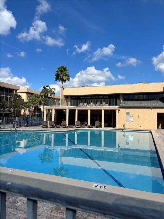 For Sale: $275,000 (2 beds, 2 baths, 1038 Square Feet)