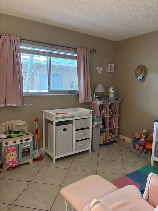 For Sale: $275,000 (2 beds, 2 baths, 1038 Square Feet)