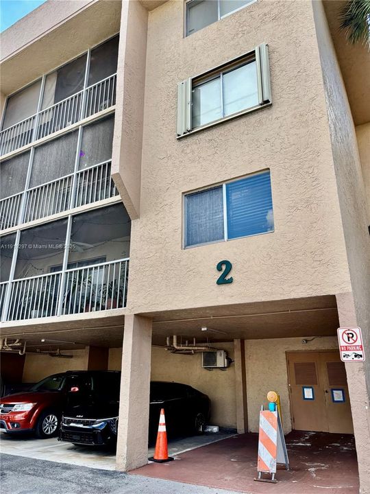 For Sale: $275,000 (2 beds, 2 baths, 1038 Square Feet)