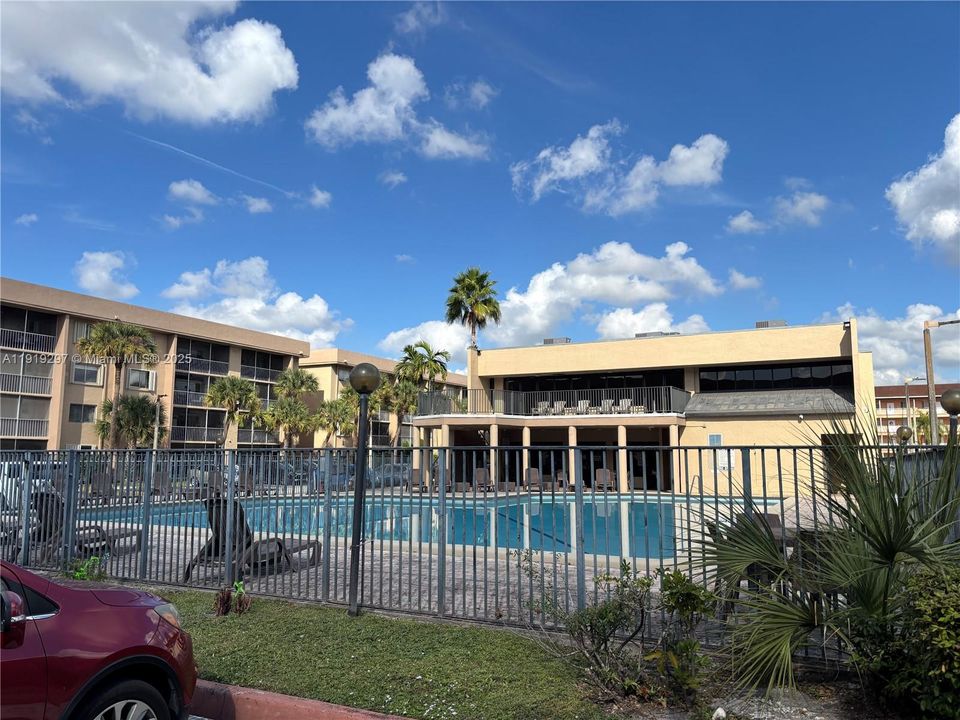 For Sale: $275,000 (2 beds, 2 baths, 1038 Square Feet)