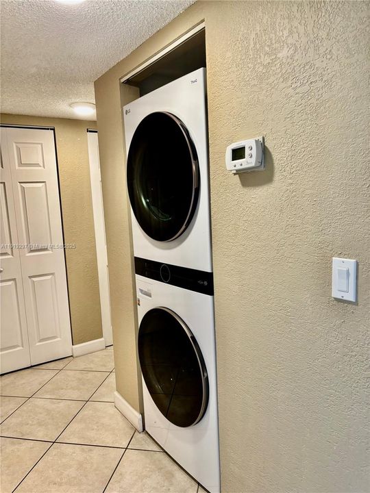 For Sale: $275,000 (2 beds, 2 baths, 1038 Square Feet)