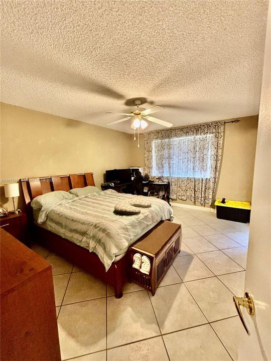 For Sale: $275,000 (2 beds, 2 baths, 1038 Square Feet)