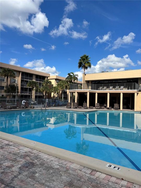 For Sale: $275,000 (2 beds, 2 baths, 1038 Square Feet)