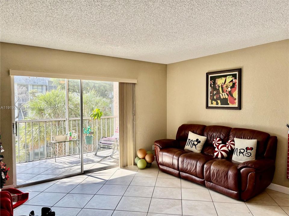 For Sale: $275,000 (2 beds, 2 baths, 1038 Square Feet)