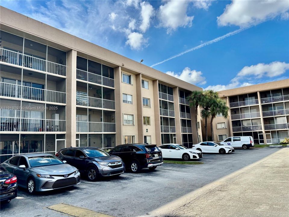 For Sale: $275,000 (2 beds, 2 baths, 1038 Square Feet)