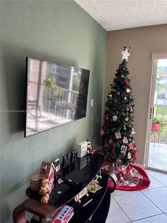 For Sale: $275,000 (2 beds, 2 baths, 1038 Square Feet)