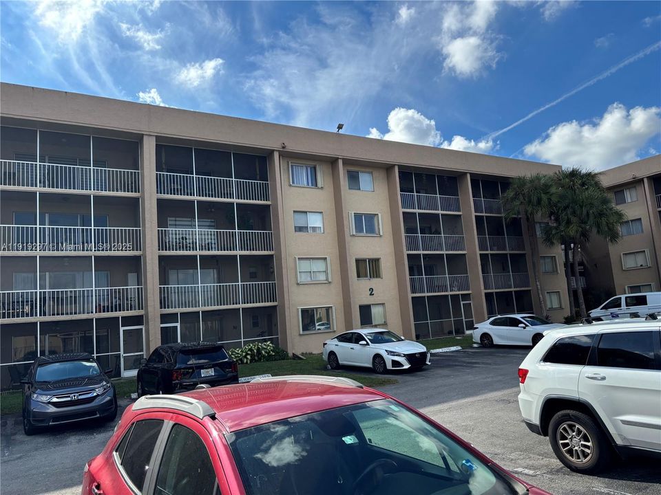 For Sale: $275,000 (2 beds, 2 baths, 1038 Square Feet)