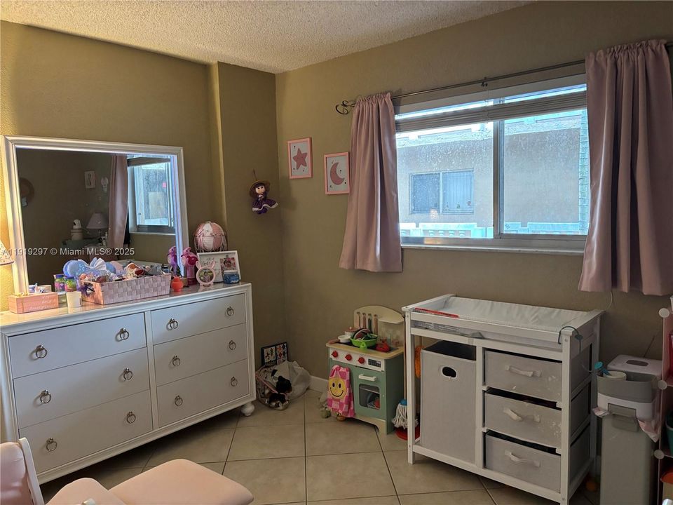 For Sale: $275,000 (2 beds, 2 baths, 1038 Square Feet)