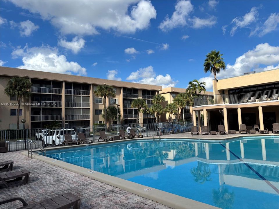 For Sale: $275,000 (2 beds, 2 baths, 1038 Square Feet)