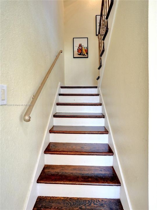 For Sale: $390,000 (2 beds, 1 baths, 1080 Square Feet)