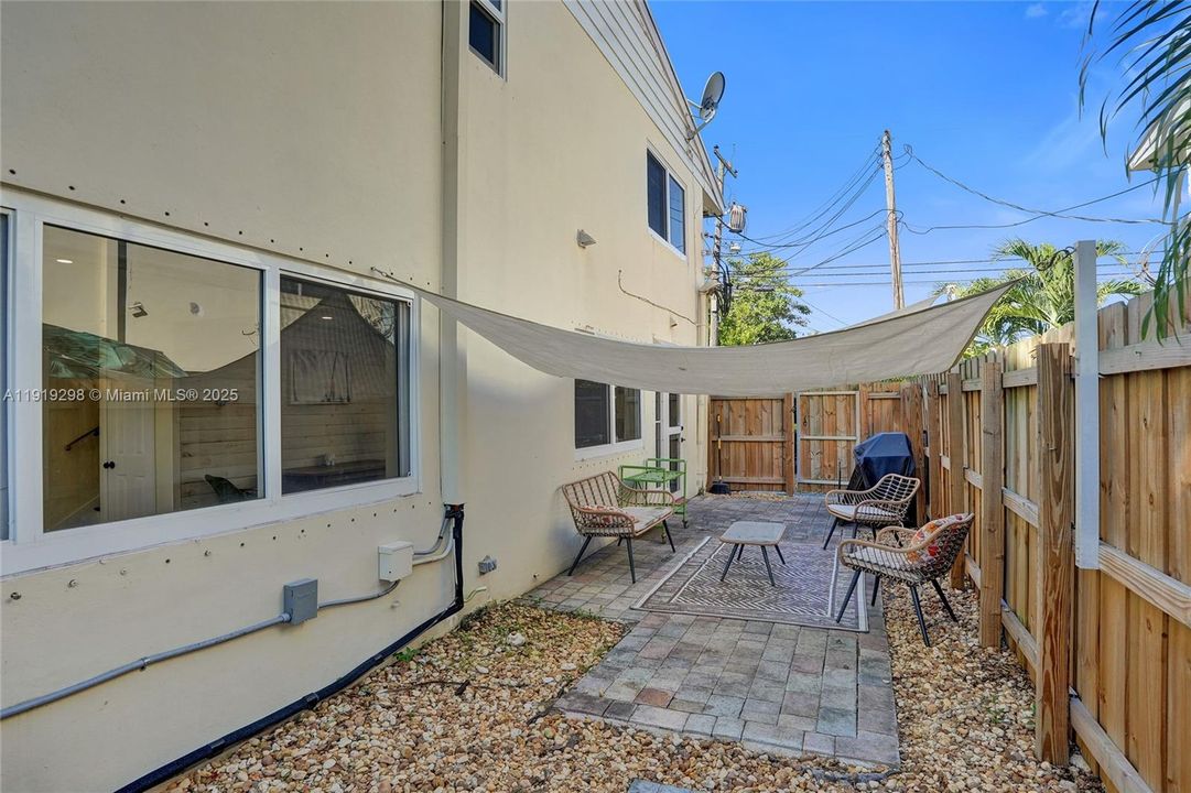 For Sale: $390,000 (2 beds, 1 baths, 1080 Square Feet)