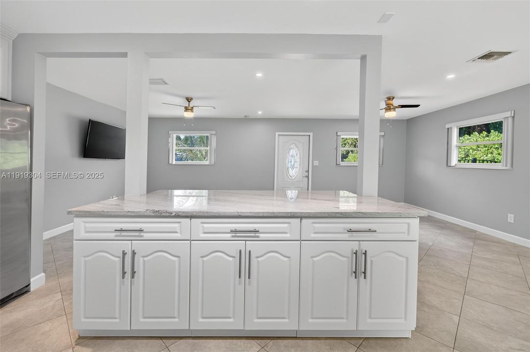 For Sale: $945,000 (3 beds, 2 baths, 1274 Square Feet)