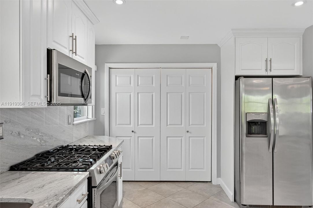 For Sale: $945,000 (3 beds, 2 baths, 1274 Square Feet)