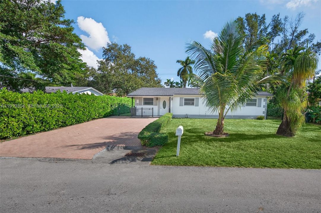 For Sale: $945,000 (3 beds, 2 baths, 1274 Square Feet)