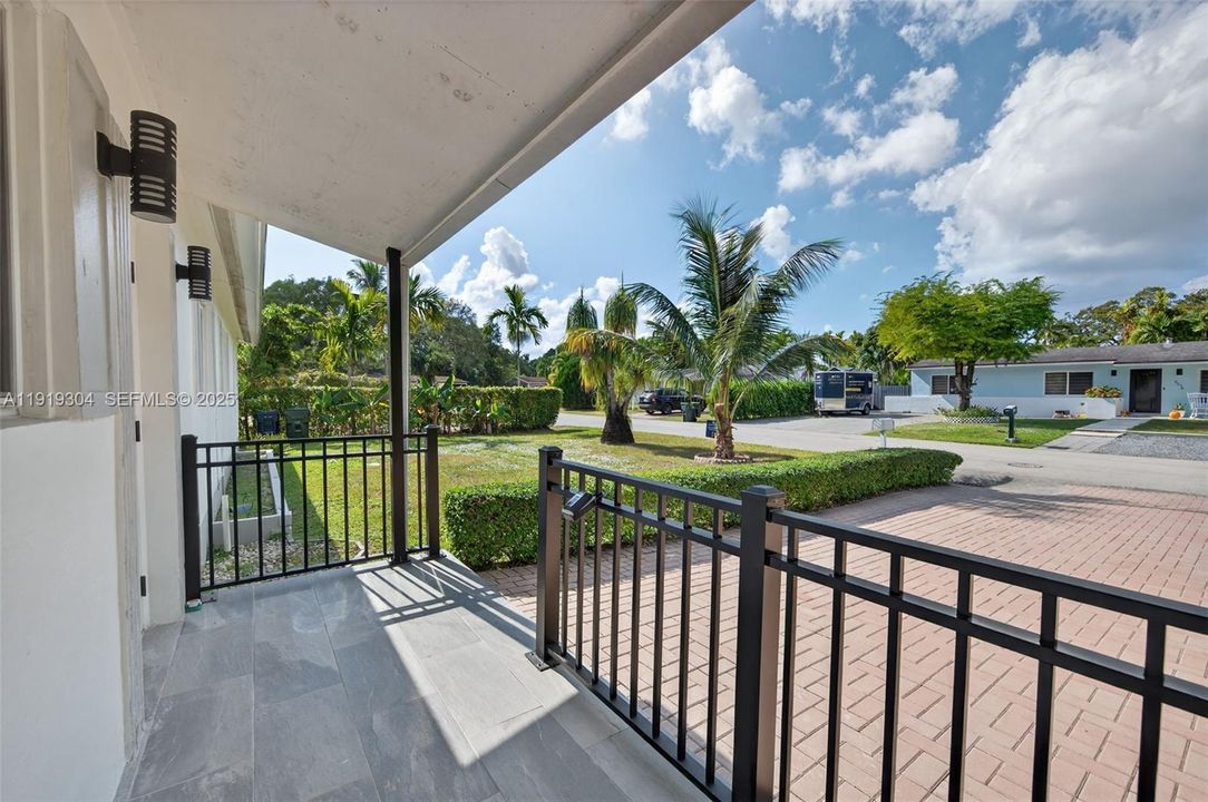 For Sale: $945,000 (3 beds, 2 baths, 1274 Square Feet)