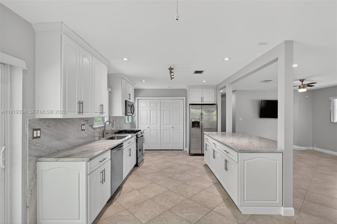 For Sale: $945,000 (3 beds, 2 baths, 1274 Square Feet)