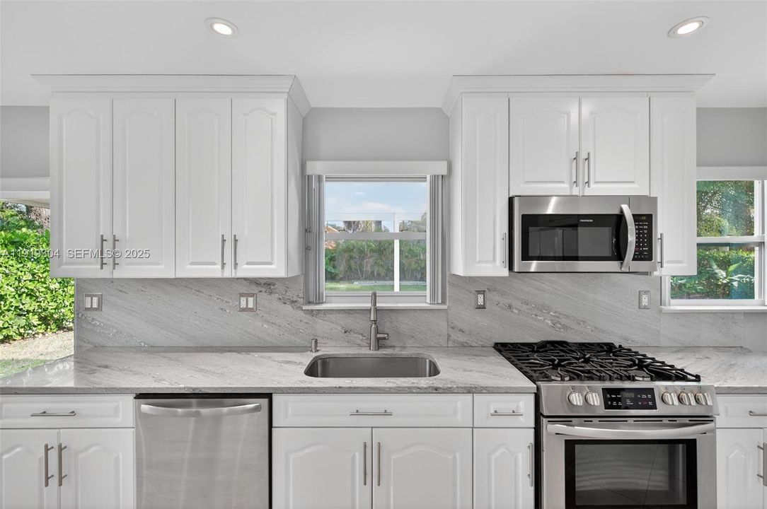 For Sale: $945,000 (3 beds, 2 baths, 1274 Square Feet)