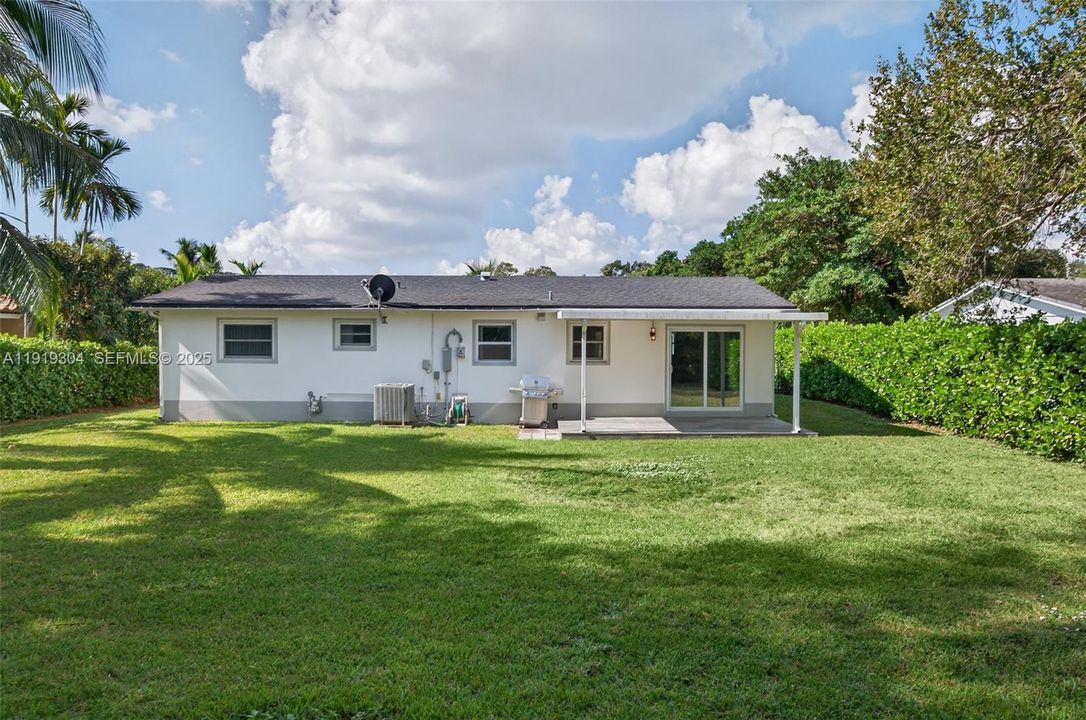 For Sale: $945,000 (3 beds, 2 baths, 1274 Square Feet)