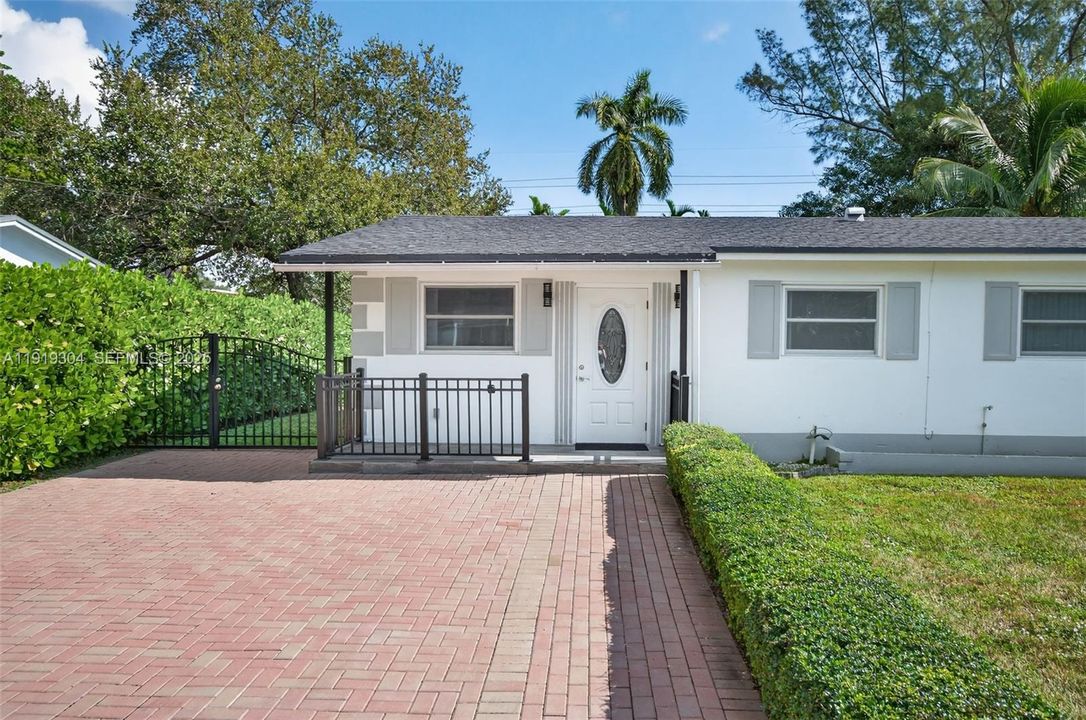 For Sale: $945,000 (3 beds, 2 baths, 1274 Square Feet)