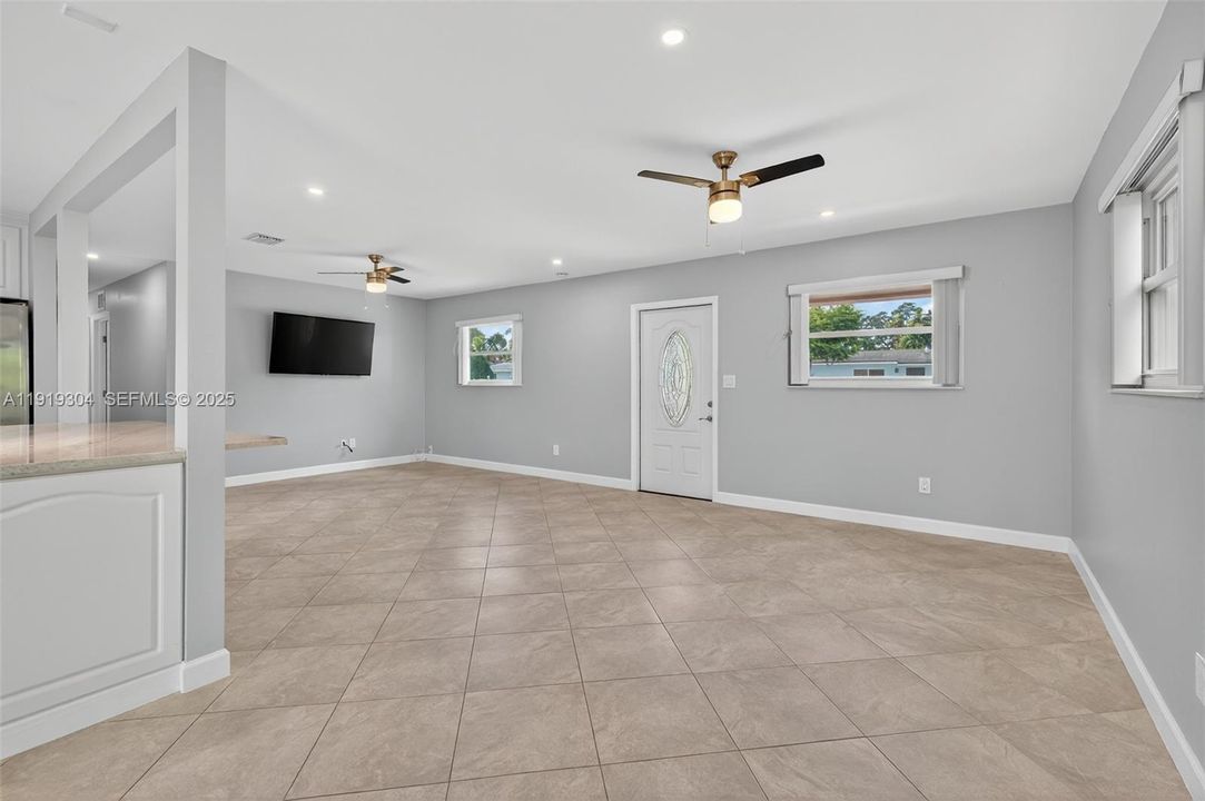 For Sale: $945,000 (3 beds, 2 baths, 1274 Square Feet)