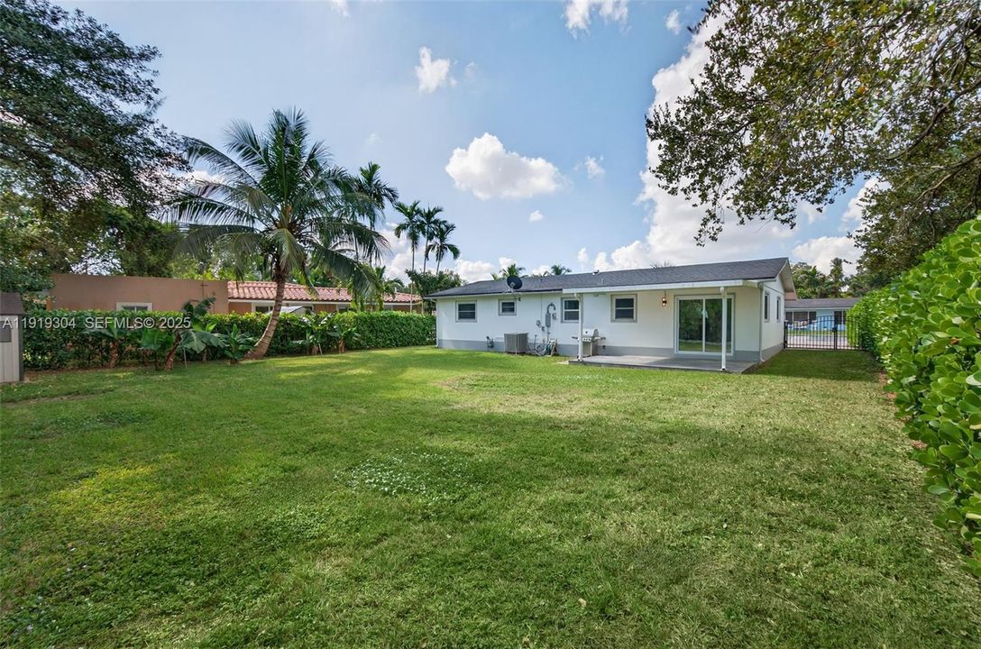 For Sale: $945,000 (3 beds, 2 baths, 1274 Square Feet)