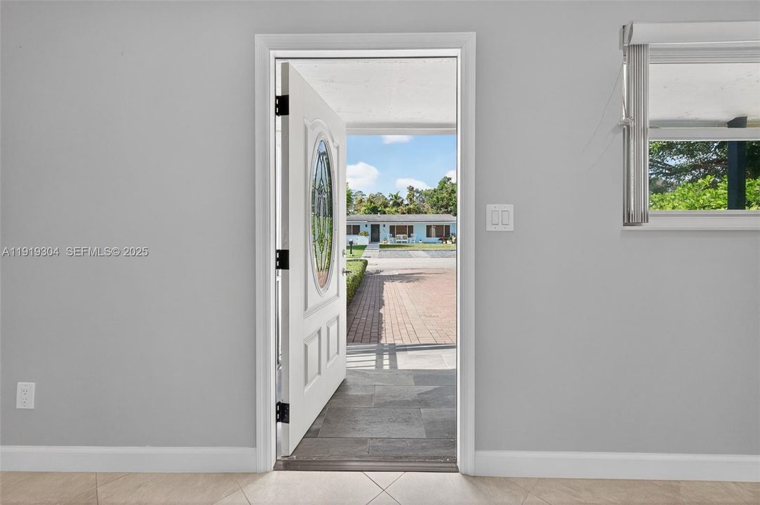 For Sale: $945,000 (3 beds, 2 baths, 1274 Square Feet)