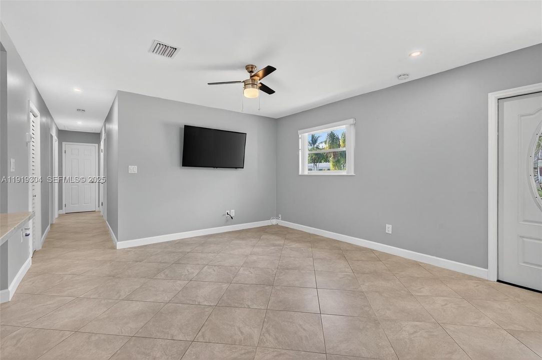 For Sale: $945,000 (3 beds, 2 baths, 1274 Square Feet)