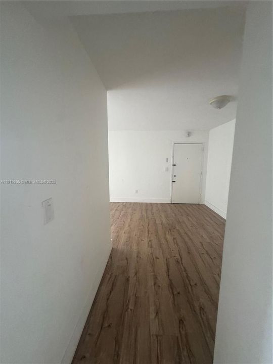 For Rent: $1,600 (1 beds, 1 baths, 779 Square Feet)