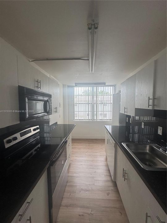 For Rent: $1,600 (1 beds, 1 baths, 779 Square Feet)