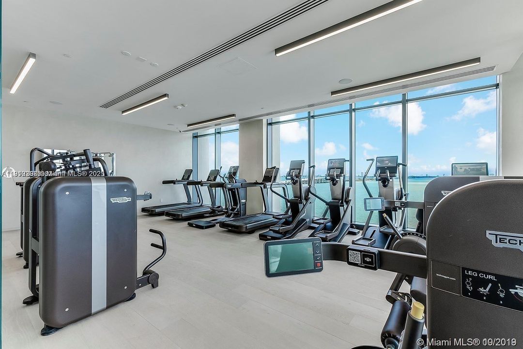 For Sale: $1,900,000 (3 beds, 3 baths, 1634 Square Feet)