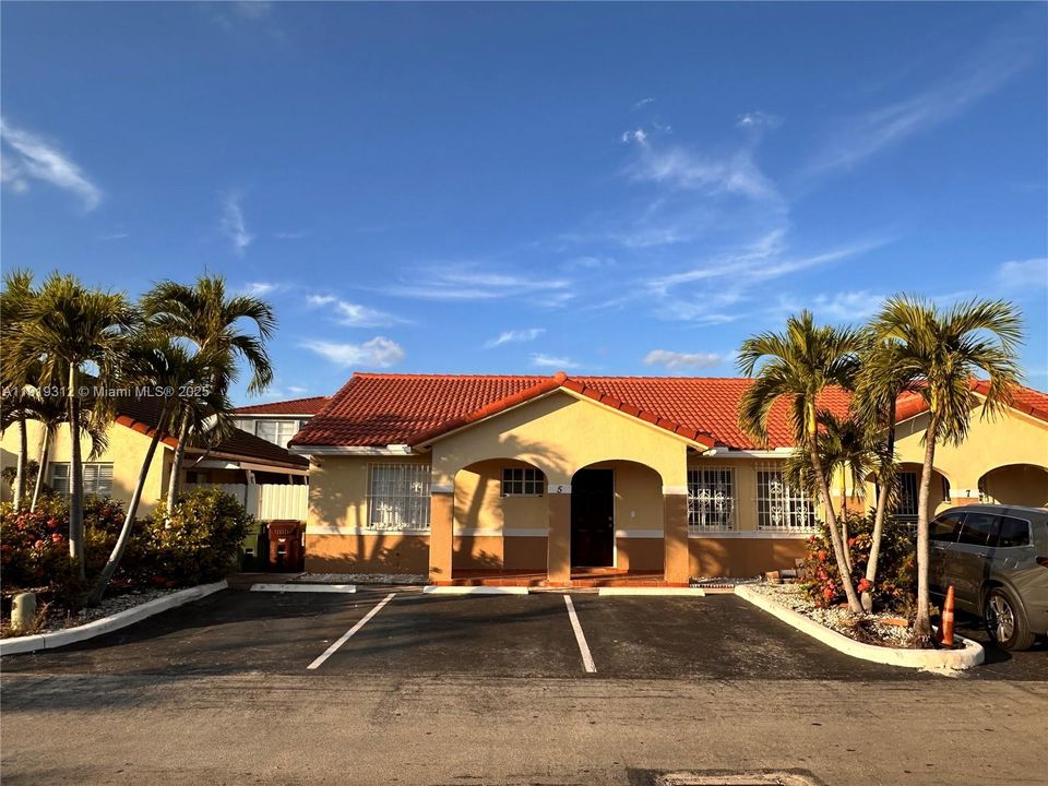 Active With Contract: $2,300 (2 beds, 2 baths, 1020 Square Feet)